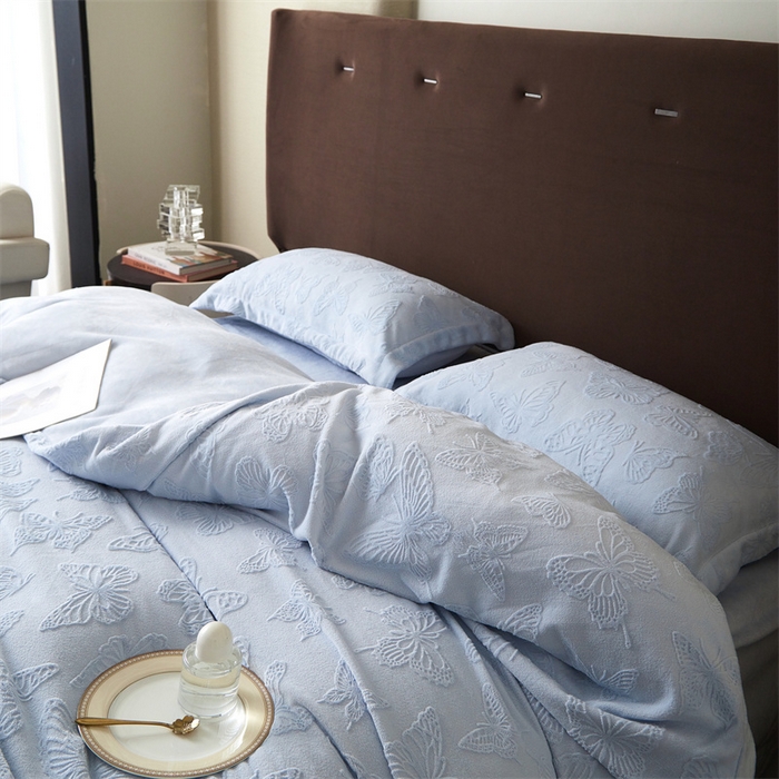 91家纺网 家纺一手货源 找家纺 亿梵 2025秋冬新款A类全消光牛奶绒立体5D雕花绒四件套蝶舞轻裳-天空蓝