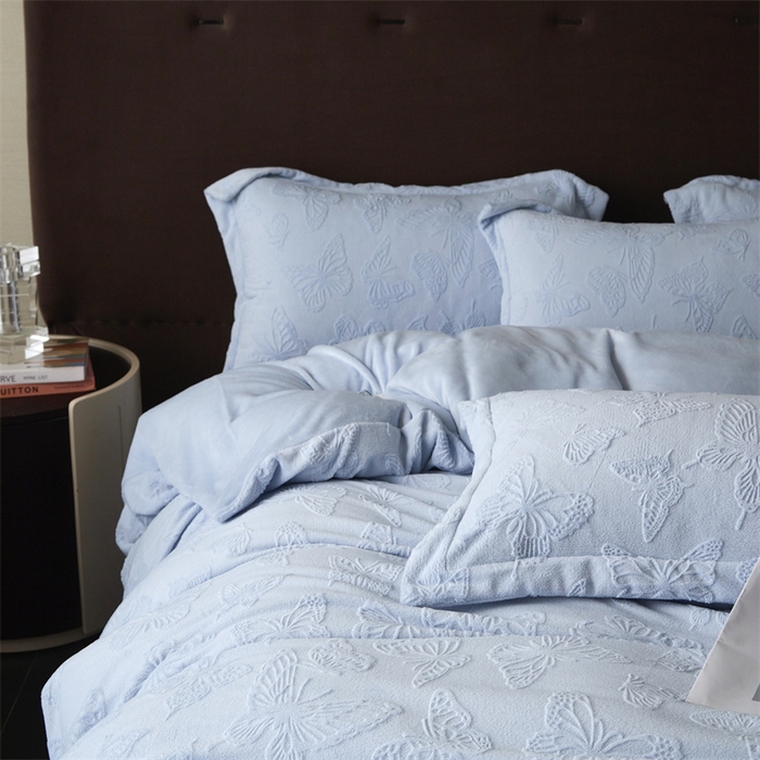 91家纺网 家纺一手货源 找家纺 亿梵 2025秋冬新款A类全消光牛奶绒立体5D雕花绒四件套蝶舞轻裳-天空蓝