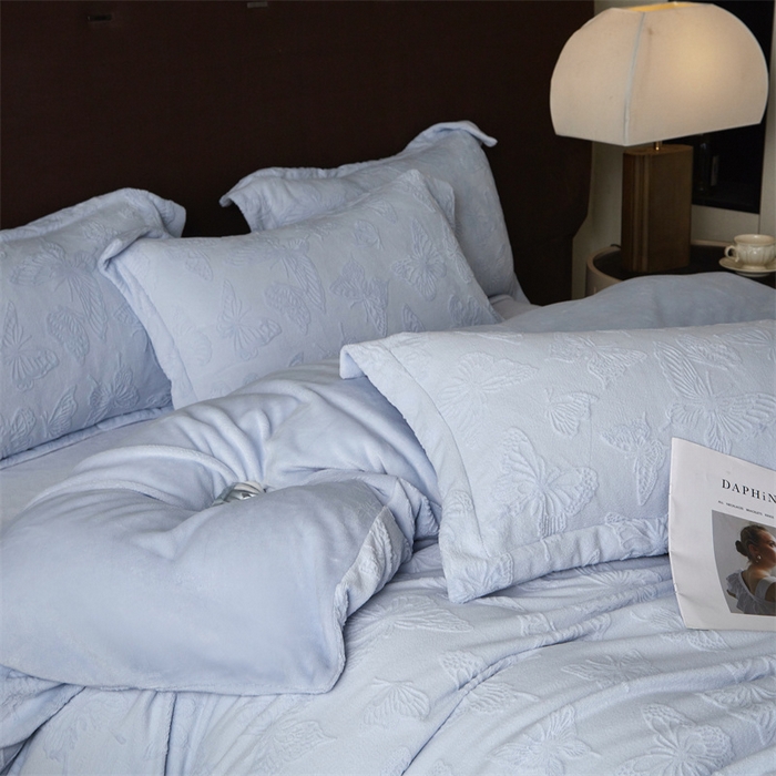 91家纺网 家纺一手货源 找家纺 亿梵 2025秋冬新款A类全消光牛奶绒立体5D雕花绒四件套蝶舞轻裳-天空蓝