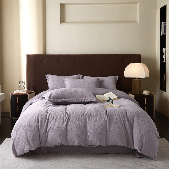 91家纺网 家纺一手货源 找家纺 亿梵 2025秋冬新款A类全消光牛奶绒立体5D雕花绒四件套蝶舞轻裳-香芋紫