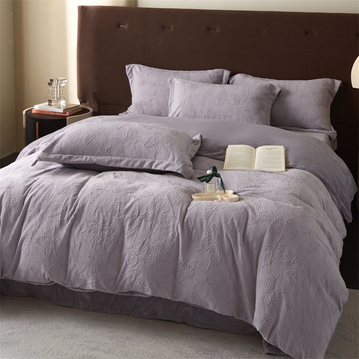 91家纺网 家纺一手货源 找家纺 亿梵 2025秋冬新款A类全消光牛奶绒立体5D雕花绒四件套蝶舞轻裳-香芋紫