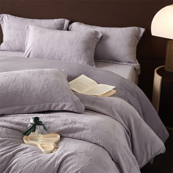 91家纺网 家纺一手货源 找家纺 亿梵 2025秋冬新款A类全消光牛奶绒立体5D雕花绒四件套蝶舞轻裳-香芋紫