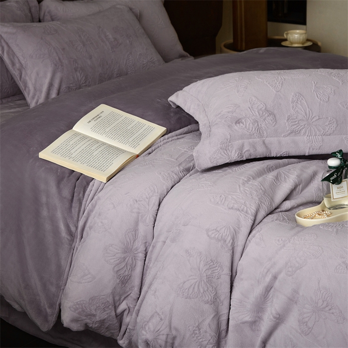 91家纺网 家纺一手货源 找家纺 亿梵 2025秋冬新款A类全消光牛奶绒立体5D雕花绒四件套蝶舞轻裳-香芋紫