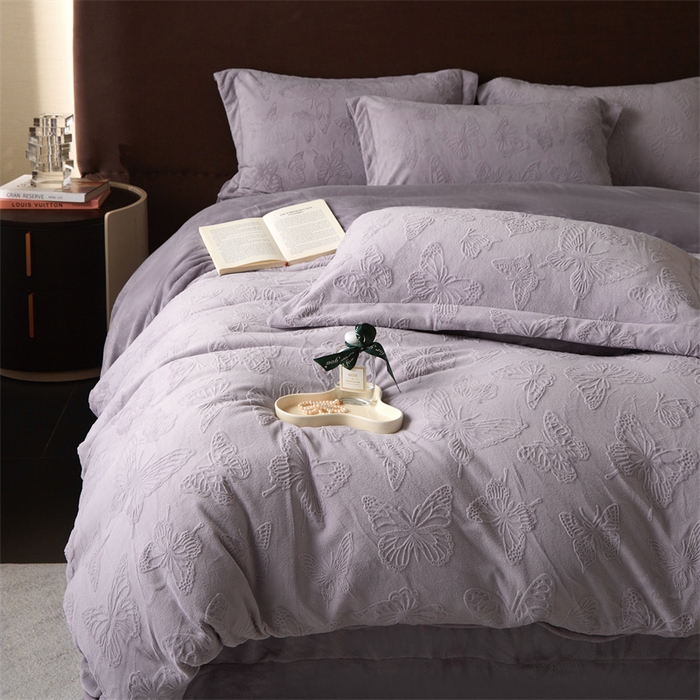 91家纺网 家纺一手货源 找家纺 亿梵 2025秋冬新款A类全消光牛奶绒立体5D雕花绒四件套蝶舞轻裳-香芋紫