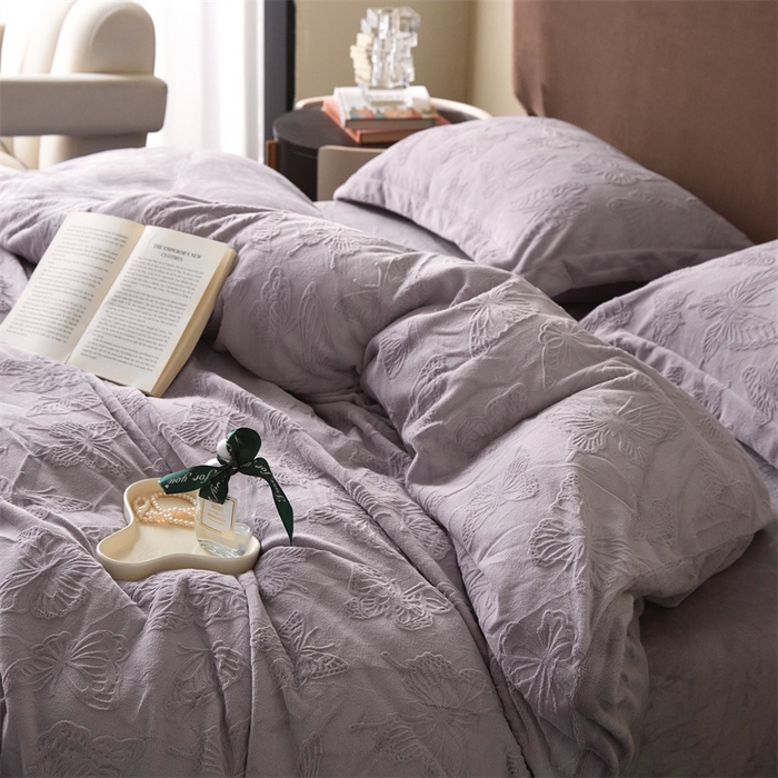 91家纺网 家纺一手货源 找家纺 亿梵 2025秋冬新款A类全消光牛奶绒立体5D雕花绒四件套蝶舞轻裳-香芋紫