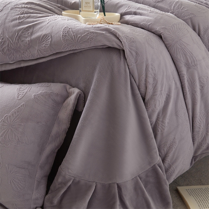 91家纺网 家纺一手货源 找家纺 亿梵 2025秋冬新款A类全消光牛奶绒立体5D雕花绒四件套蝶舞轻裳-香芋紫