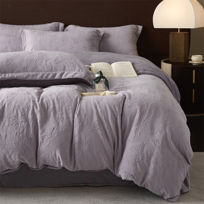 91家纺网 家纺一手货源 找家纺 亿梵 2025秋冬新款A类全消光牛奶绒立体5D雕花绒四件套蝶舞轻裳-香芋紫