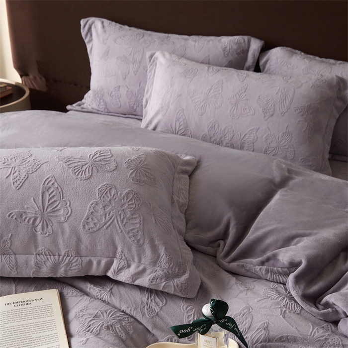 91家纺网 家纺一手货源 找家纺 亿梵 2025秋冬新款A类全消光牛奶绒立体5D雕花绒四件套蝶舞轻裳-香芋紫