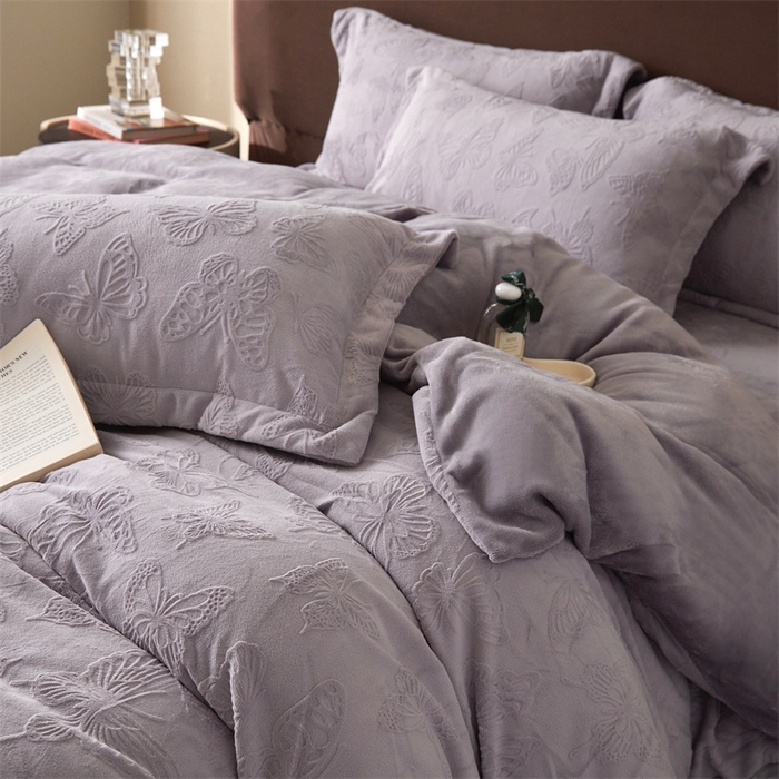 91家纺网 家纺一手货源 找家纺 亿梵 2025秋冬新款A类全消光牛奶绒立体5D雕花绒四件套蝶舞轻裳-香芋紫