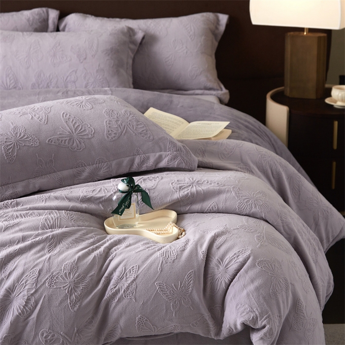 91家纺网 家纺一手货源 找家纺 亿梵 2025秋冬新款A类全消光牛奶绒立体5D雕花绒四件套蝶舞轻裳-香芋紫