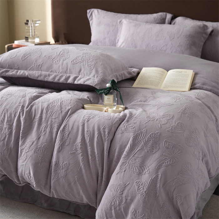 91家纺网 家纺一手货源 找家纺 亿梵 2025秋冬新款A类全消光牛奶绒立体5D雕花绒四件套蝶舞轻裳-香芋紫