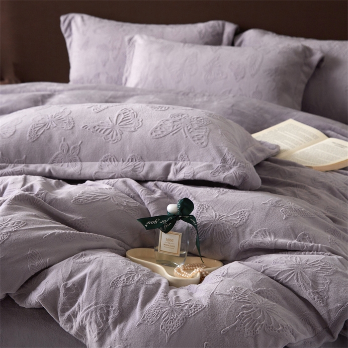 91家纺网 家纺一手货源 找家纺 亿梵 2025秋冬新款A类全消光牛奶绒立体5D雕花绒四件套蝶舞轻裳-香芋紫