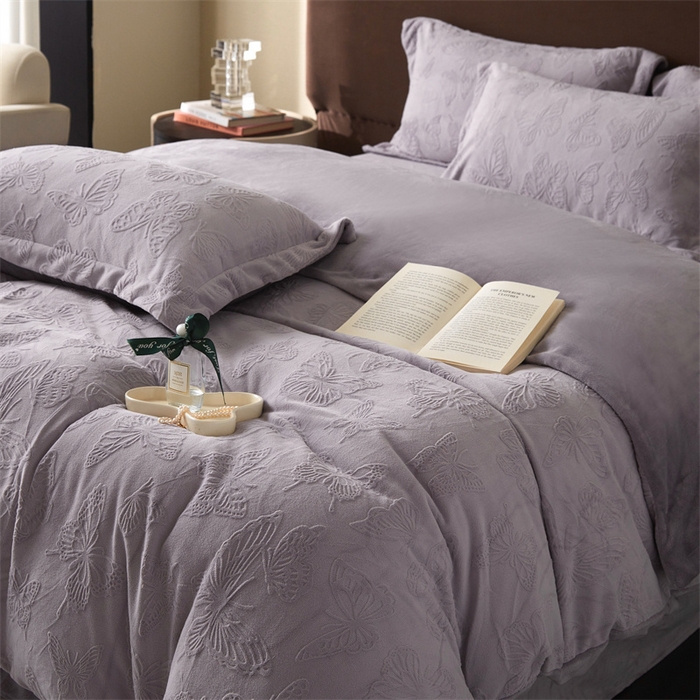 91家纺网 家纺一手货源 找家纺 亿梵 2025秋冬新款A类全消光牛奶绒立体5D雕花绒四件套蝶舞轻裳-香芋紫