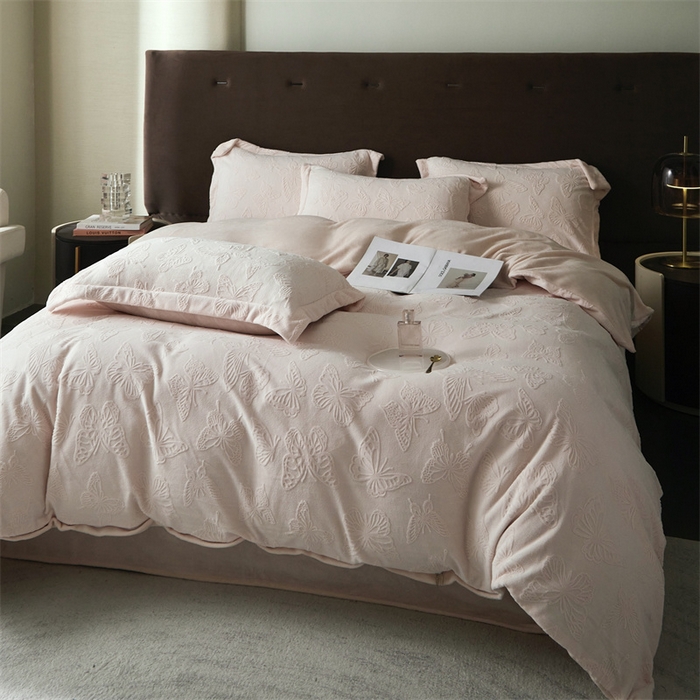 91家纺网 家纺一手货源 找家纺 亿梵 2025秋冬新款A类全消光牛奶绒立体5D雕花绒四件套蝶舞轻裳-樱花粉