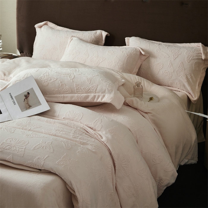 91家纺网 家纺一手货源 找家纺 亿梵 2025秋冬新款A类全消光牛奶绒立体5D雕花绒四件套蝶舞轻裳-樱花粉,蝶舞轻裳-樱花粉