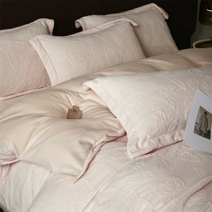 91家纺网 家纺一手货源 找家纺 亿梵 2025秋冬新款A类全消光牛奶绒立体5D雕花绒四件套蝶舞轻裳-樱花粉