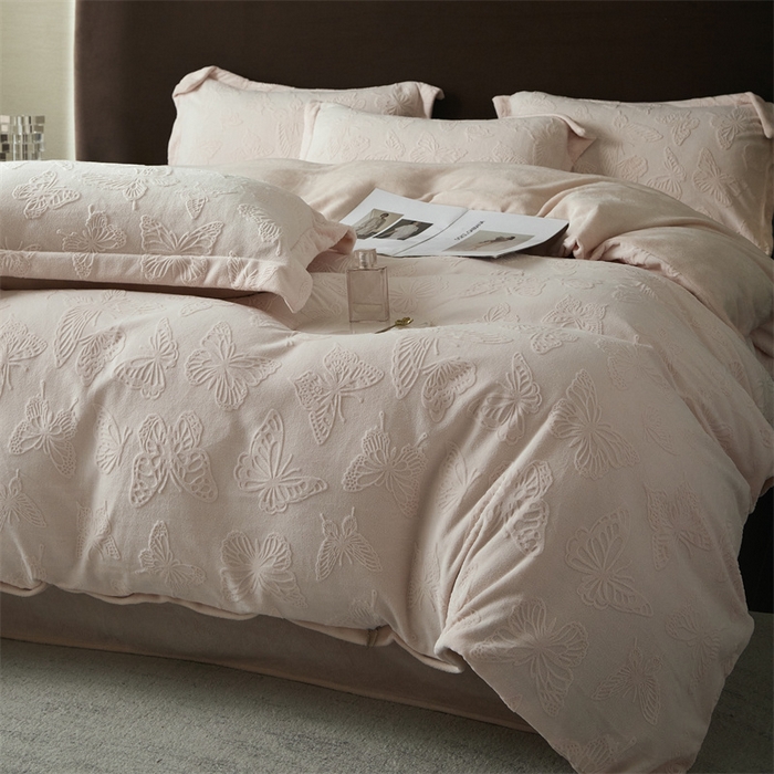 91家纺网 家纺一手货源 找家纺 亿梵 2025秋冬新款A类全消光牛奶绒立体5D雕花绒四件套蝶舞轻裳-樱花粉