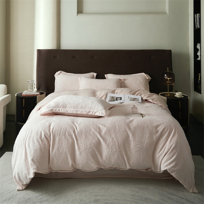 91家纺网 家纺一手货源 找家纺 亿梵 2025秋冬新款A类全消光牛奶绒立体5D雕花绒四件套蝶舞轻裳-樱花粉