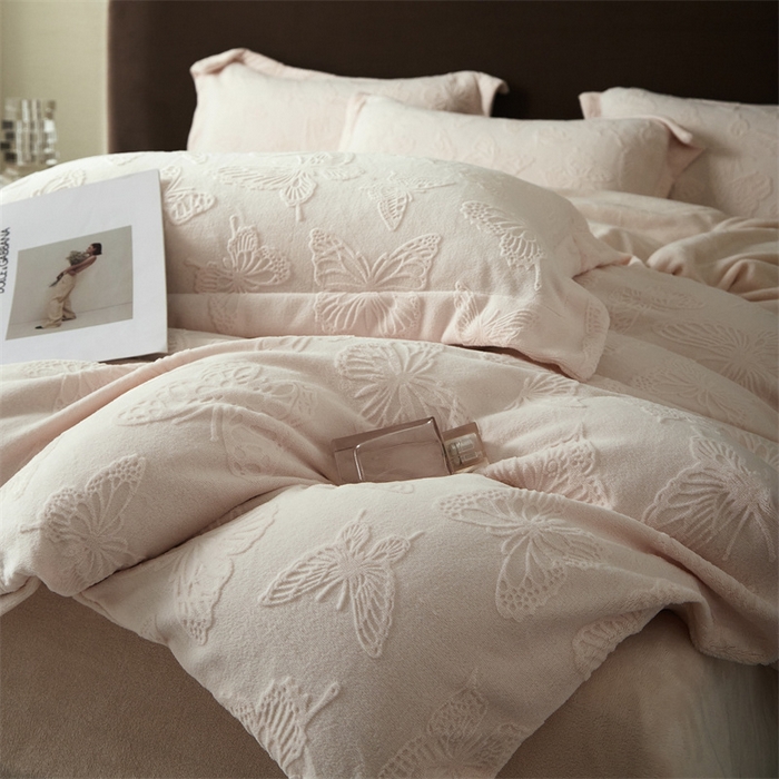 91家纺网 家纺一手货源 找家纺 亿梵 2025秋冬新款A类全消光牛奶绒立体5D雕花绒四件套蝶舞轻裳-樱花粉