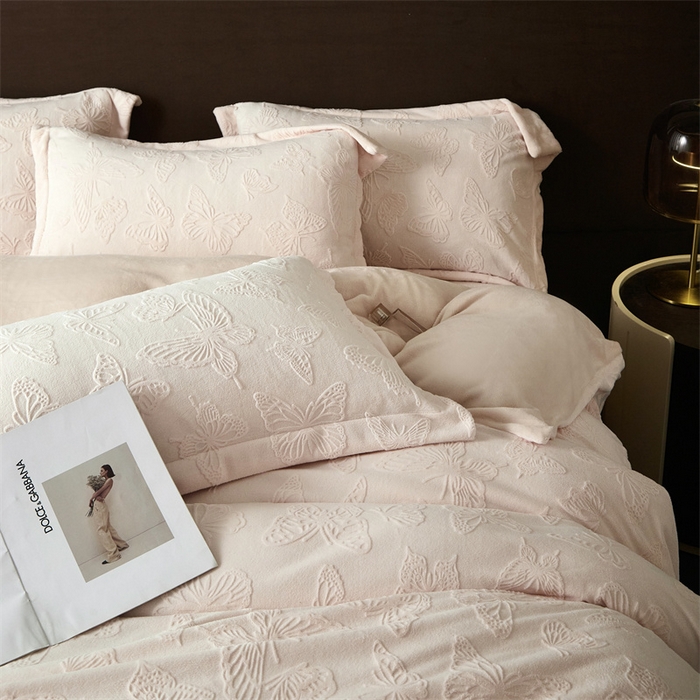 91家纺网 家纺一手货源 找家纺 亿梵 2025秋冬新款A类全消光牛奶绒立体5D雕花绒四件套蝶舞轻裳-樱花粉