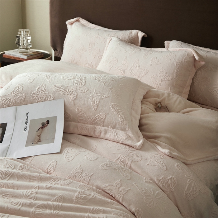 91家纺网 家纺一手货源 找家纺 亿梵 2025秋冬新款A类全消光牛奶绒立体5D雕花绒四件套蝶舞轻裳-樱花粉