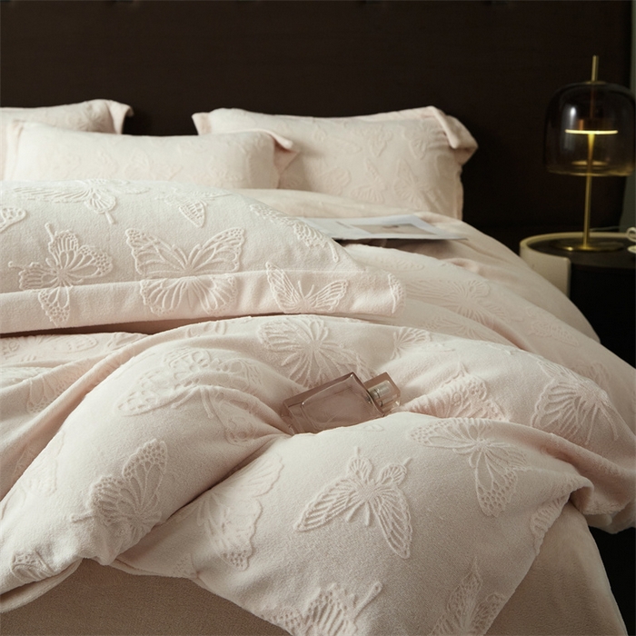 91家纺网 家纺一手货源 找家纺 亿梵 2025秋冬新款A类全消光牛奶绒立体5D雕花绒四件套蝶舞轻裳-樱花粉