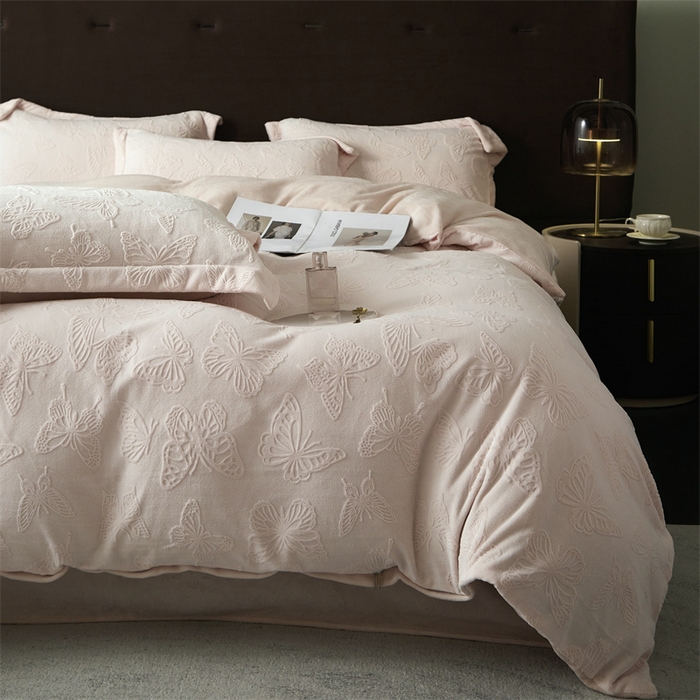 91家纺网 家纺一手货源 找家纺 亿梵 2025秋冬新款A类全消光牛奶绒立体5D雕花绒四件套蝶舞轻裳-樱花粉