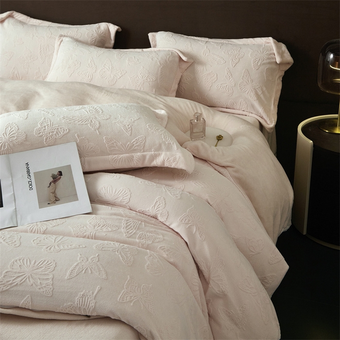 91家纺网 家纺一手货源 找家纺 亿梵 2025秋冬新款A类全消光牛奶绒立体5D雕花绒四件套蝶舞轻裳-樱花粉