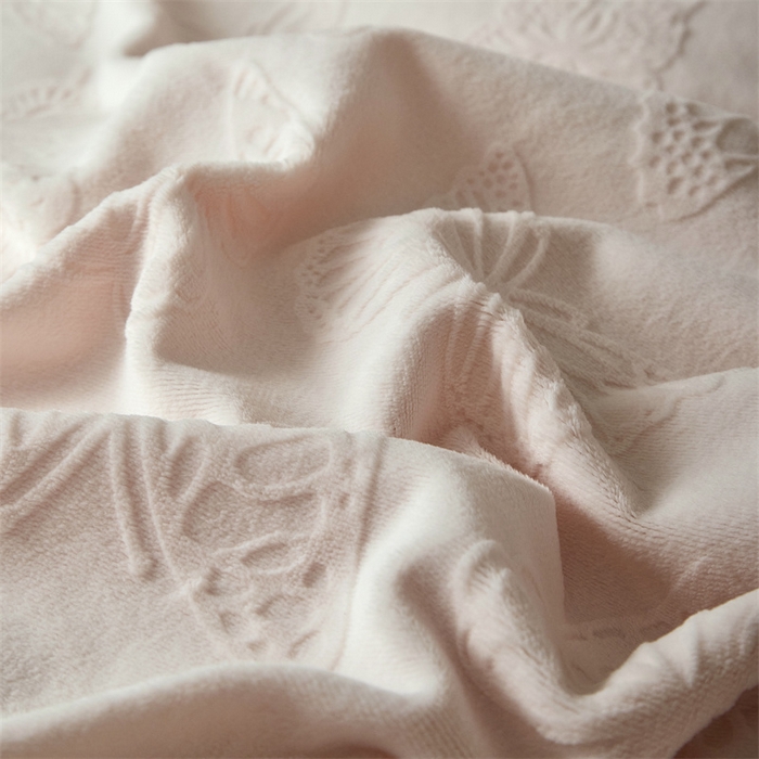 91家纺网 家纺一手货源 找家纺 亿梵 2025秋冬新款A类全消光牛奶绒立体5D雕花绒四件套蝶舞轻裳-樱花粉