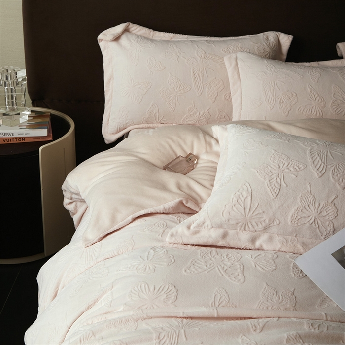 91家纺网 家纺一手货源 找家纺 亿梵 2025秋冬新款A类全消光牛奶绒立体5D雕花绒四件套蝶舞轻裳-樱花粉