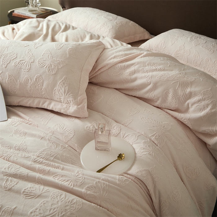 91家纺网 家纺一手货源 找家纺 亿梵 2025秋冬新款A类全消光牛奶绒立体5D雕花绒四件套蝶舞轻裳-樱花粉