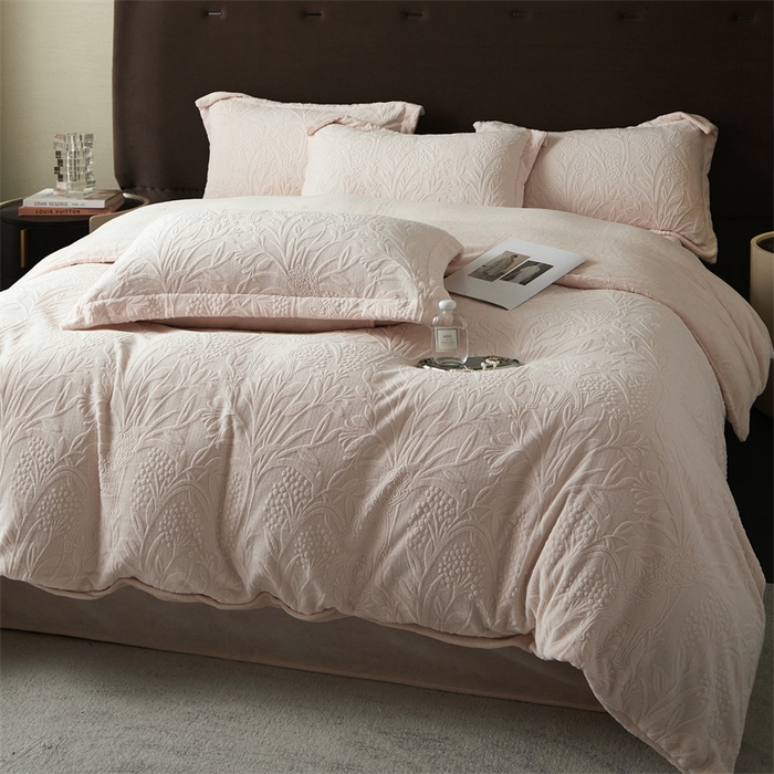 91家纺网 家纺一手货源 找家纺 亿梵 2025秋冬新款A类全消光牛奶绒立体5D雕花绒四件套蝶舞轻裳-樱花粉