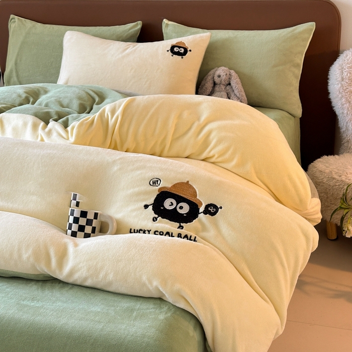 91家纺网 家纺一手货源 找家纺 万盛家纺 2025新款卡通贴补绣牛奶绒四件套煤球-奶油黄-绿