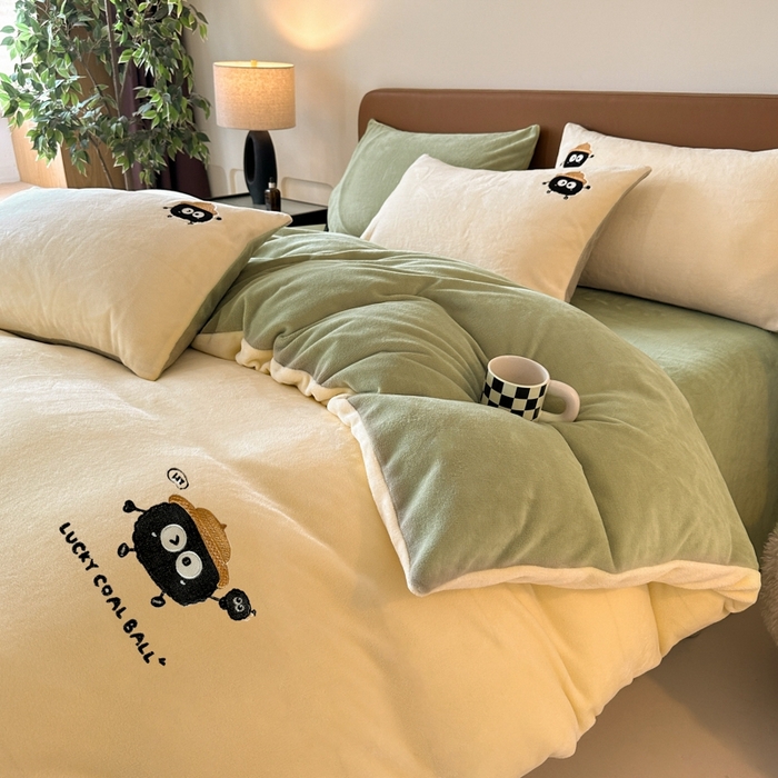 91家纺网 家纺一手货源 找家纺 万盛家纺 2025新款卡通贴补绣牛奶绒四件套煤球-奶油黄-绿