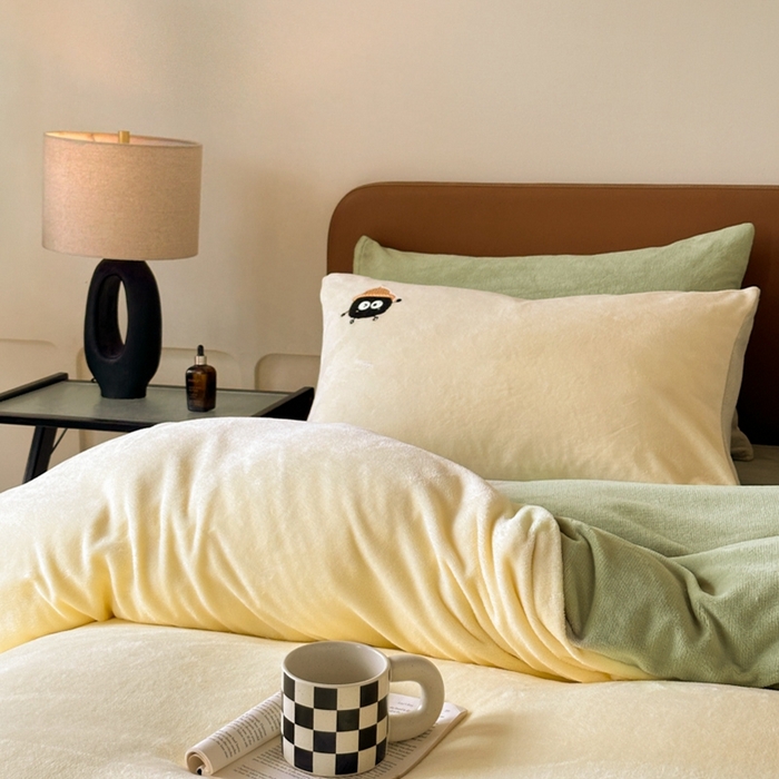 91家纺网 家纺一手货源 找家纺 万盛家纺 2025新款卡通贴补绣牛奶绒四件套煤球-奶油黄-绿