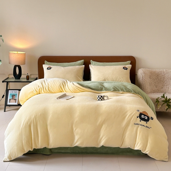 91家纺网 家纺一手货源 找家纺 万盛家纺 2025新款卡通贴补绣牛奶绒四件套煤球-奶油黄-绿