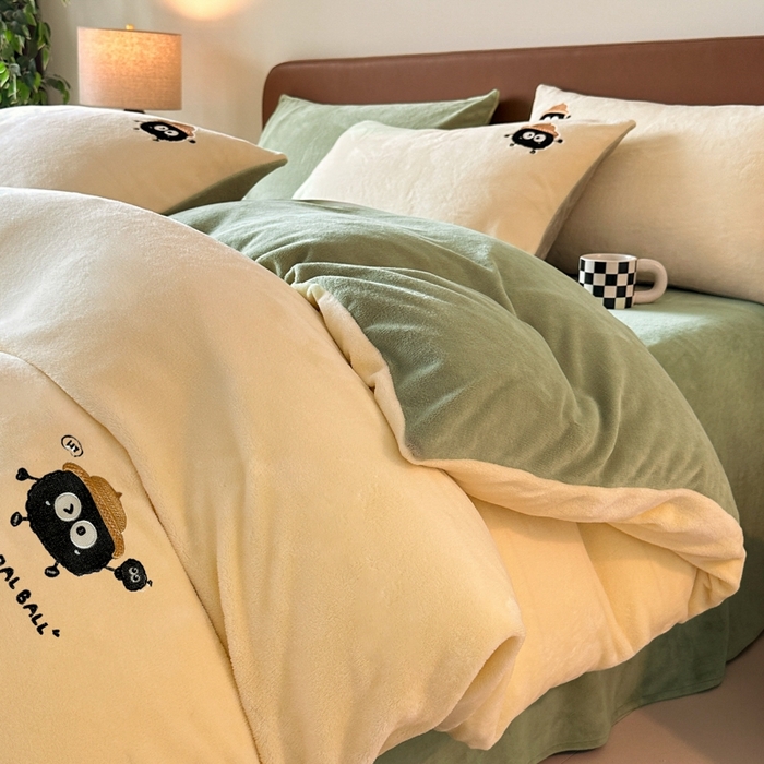 91家纺网 家纺一手货源 找家纺 万盛家纺 2025新款卡通贴补绣牛奶绒四件套煤球-奶油黄-绿