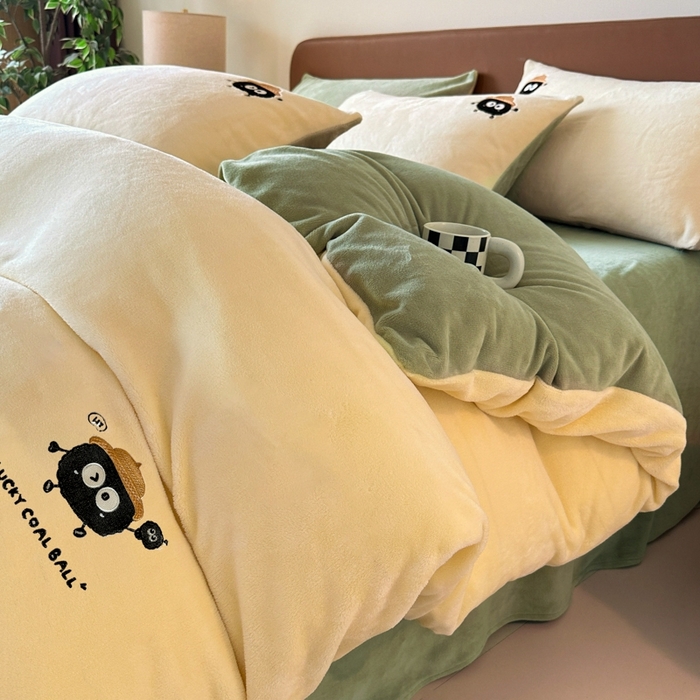 91家纺网 家纺一手货源 找家纺 万盛家纺 2025新款卡通贴补绣牛奶绒四件套煤球-奶油黄-绿