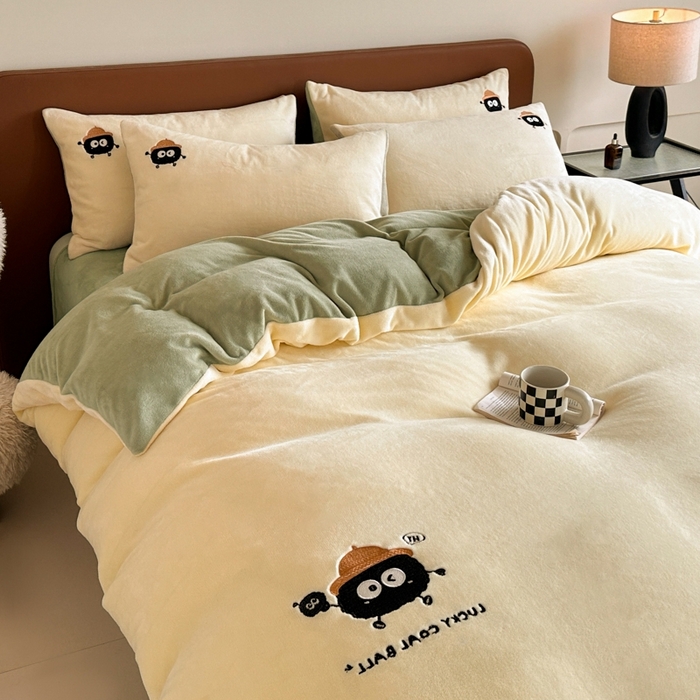 91家纺网 家纺一手货源 找家纺 万盛家纺 2025新款卡通贴补绣牛奶绒四件套煤球-奶油黄-绿