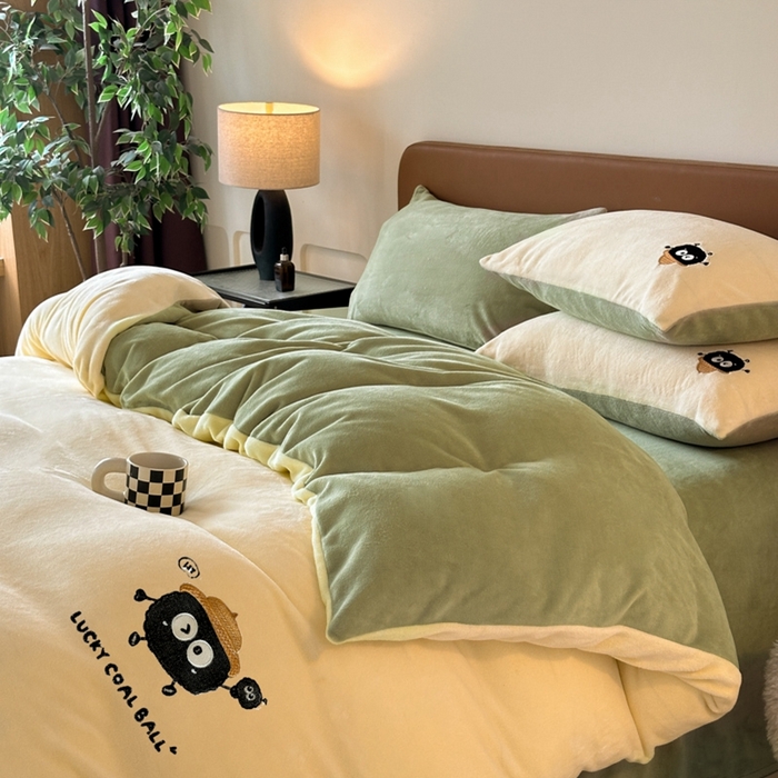 91家纺网 家纺一手货源 找家纺 万盛家纺 2025新款卡通贴补绣牛奶绒四件套煤球-奶油黄-绿