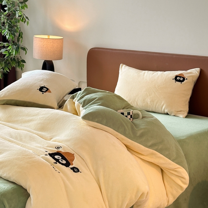 91家纺网 家纺一手货源 找家纺 万盛家纺 2025新款卡通贴补绣牛奶绒四件套煤球-奶油黄-绿