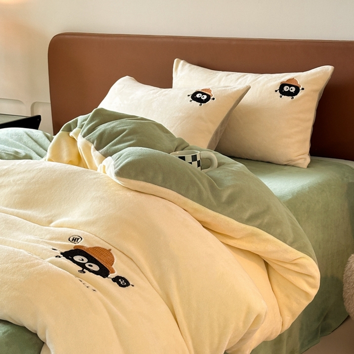 91家纺网 家纺一手货源 找家纺 万盛家纺 2025新款卡通贴补绣牛奶绒四件套煤球-奶油黄-绿