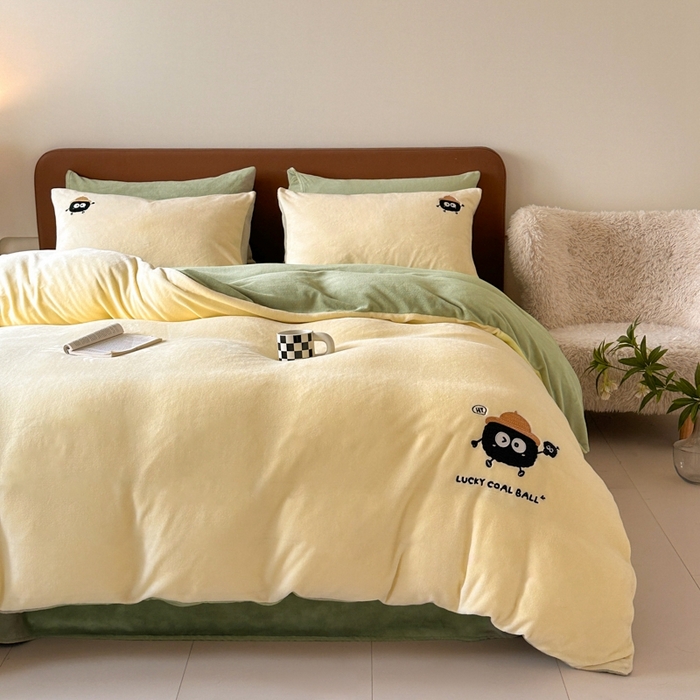 91家纺网 家纺一手货源 找家纺 万盛家纺 2025新款卡通贴补绣牛奶绒四件套煤球-奶油黄-绿
