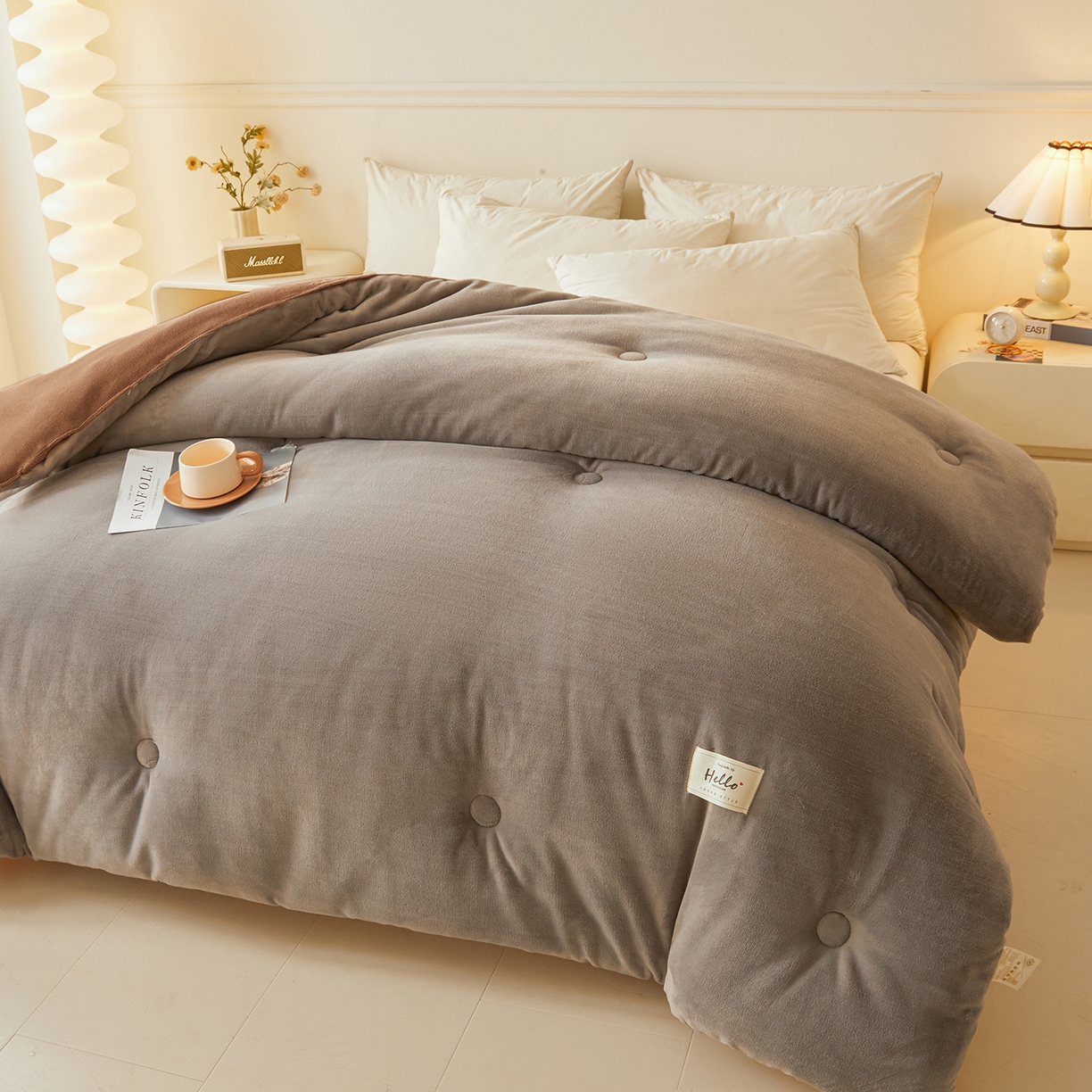 91家纺网 家纺一手货源 找家纺 猎鹿人家纺 2025新款柔暖纯色牛奶绒冬被被子被芯 灰咖双拼