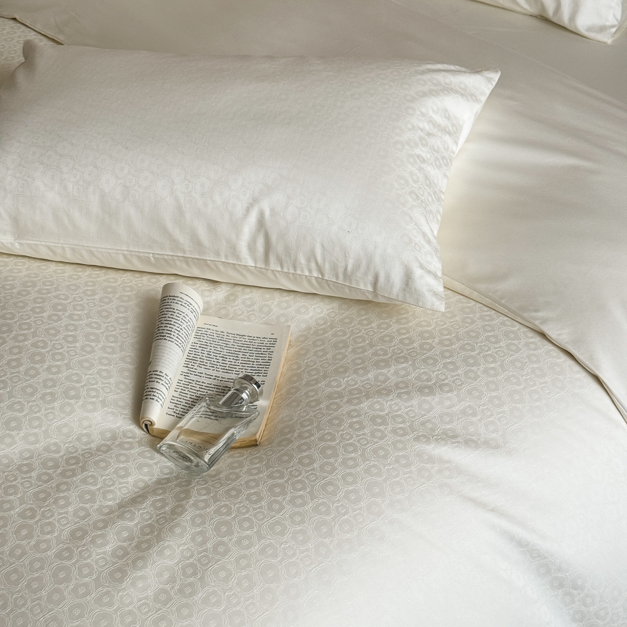 91家纺网 家纺一手货源 找家纺 （总）ONE TWO ONE 1212025新款高支高密长绒棉贡缎精工提花四件套-壹朵甜甜（风格二）（为了各位老板们都有利润空间，平台控价券后不得低于228/318/338元，感谢您的配合与支持！）