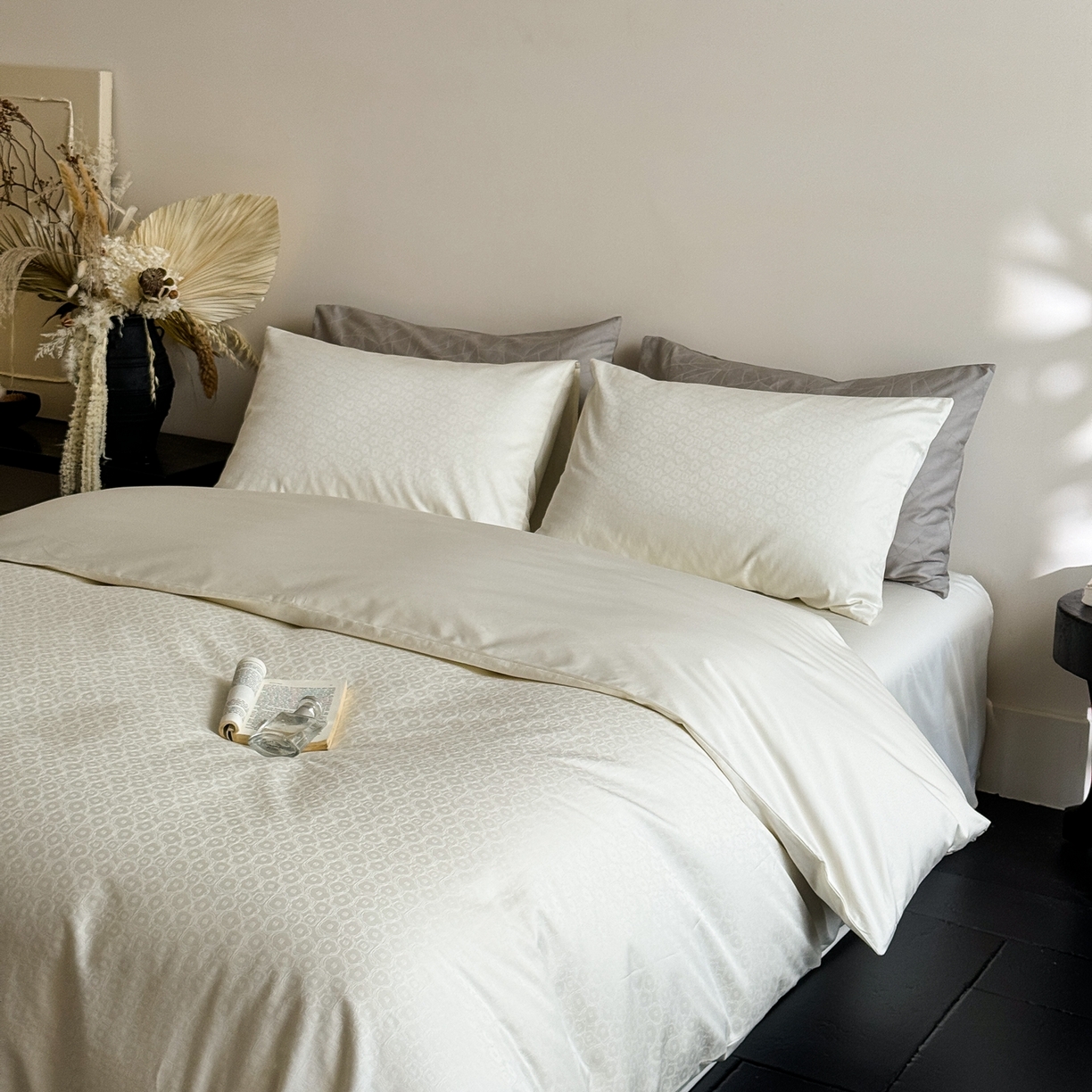 91家纺网 家纺一手货源 找家纺 （总）ONE TWO ONE 1212025新款高支高密长绒棉贡缎精工提花四件套-壹朵甜甜（风格二）（为了各位老板们都有利润空间，平台控价券后不得低于228/318/338元，感谢您的配合与支持！）