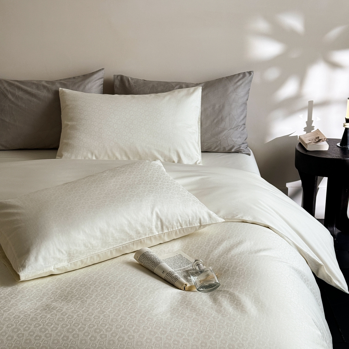 91家纺网 家纺一手货源 找家纺 （总）ONE TWO ONE 1212025新款高支高密长绒棉贡缎精工提花四件套-壹朵甜甜（风格二）（为了各位老板们都有利润空间，平台控价券后不得低于228/318/338元，感谢您的配合与支持！）