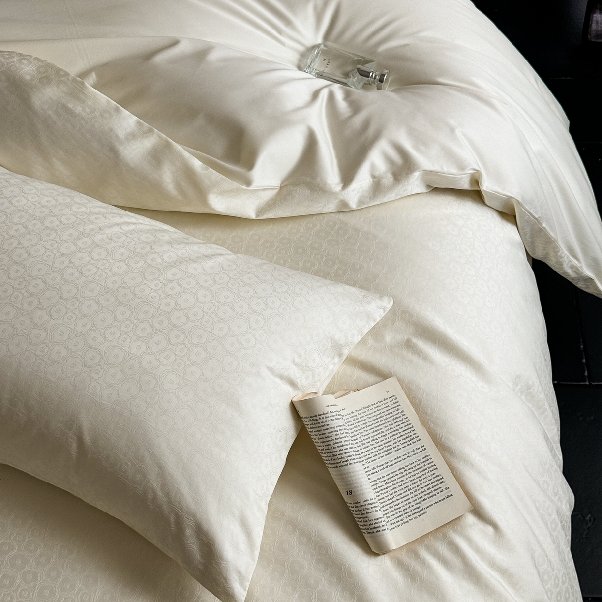 91家纺网 家纺一手货源 找家纺 （总）ONE TWO ONE 1212025新款高支高密长绒棉贡缎精工提花四件套-壹朵甜甜（风格二）（为了各位老板们都有利润空间，平台控价券后不得低于228/318/338元，感谢您的配合与支持！）