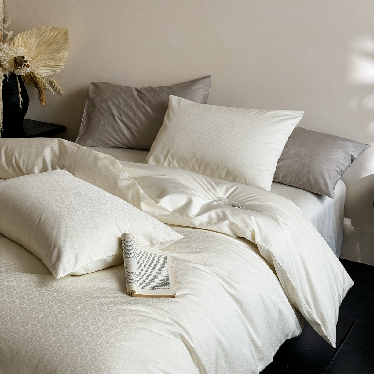 91家纺网 家纺一手货源 找家纺 （总）ONE TWO ONE 1212025新款高支高密长绒棉贡缎精工提花四件套-壹朵甜甜（风格二）（为了各位老板们都有利润空间，平台控价券后不得低于228/318/338元，感谢您的配合与支持！）