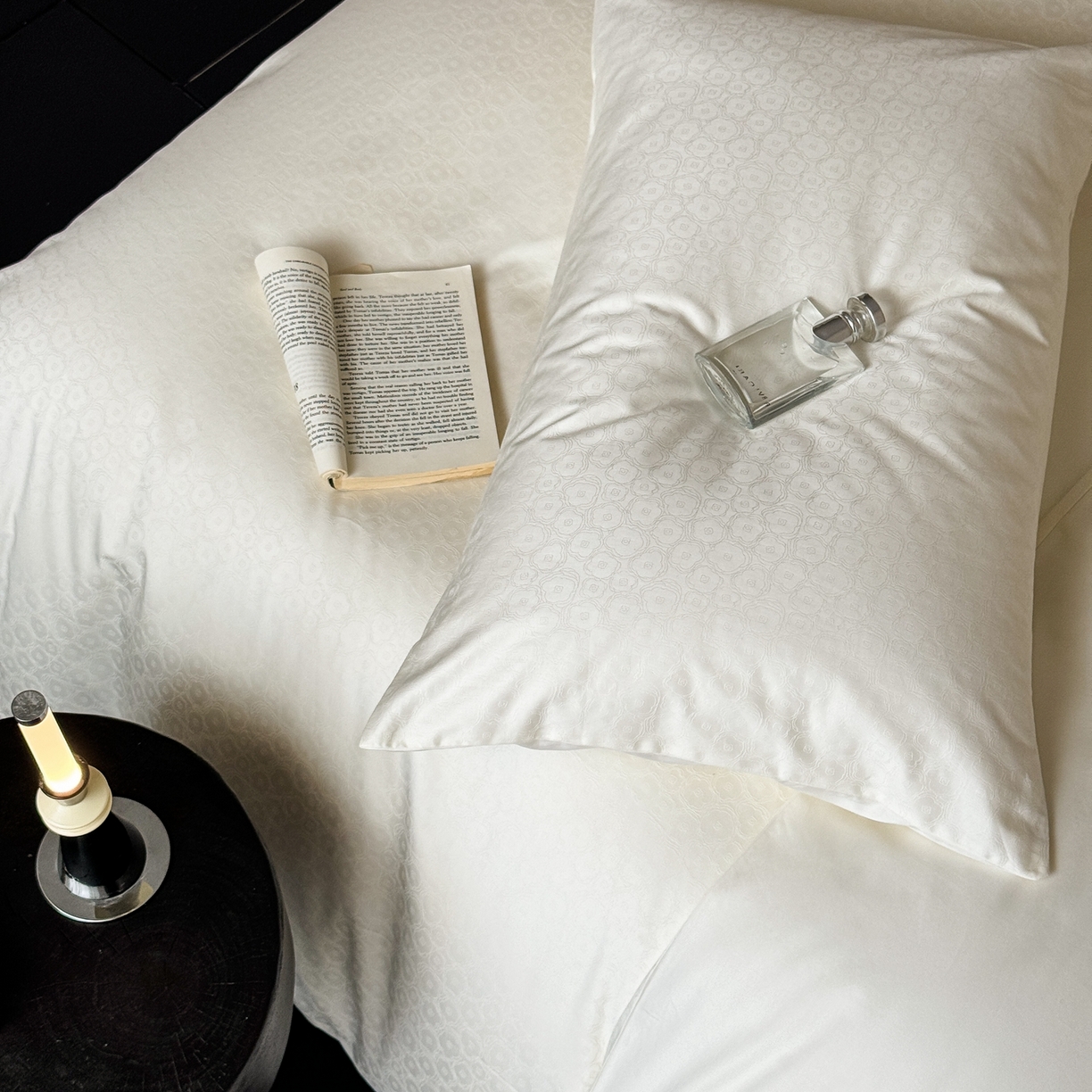 91家纺网 家纺一手货源 找家纺 （总）ONE TWO ONE 1212025新款高支高密长绒棉贡缎精工提花四件套-壹朵甜甜（风格二）（为了各位老板们都有利润空间，平台控价券后不得低于228/318/338元，感谢您的配合与支持！）